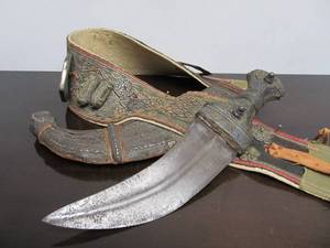 lot 52 image: Antique Middle Eastern  Omani Jambaya Dagger wBelt