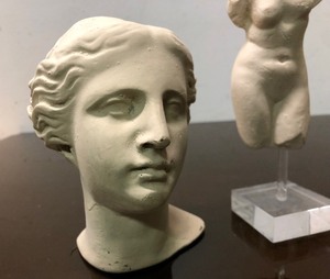 lot 131 image: Group of RomanGreek Sculptural Decor Pieces