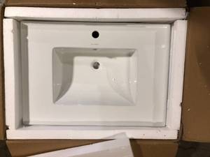 lot 5 image: Swiss Madison Voltaire 31 in. Vanity Top in Glossy White with 1-Basin Customer Returns See Pictures