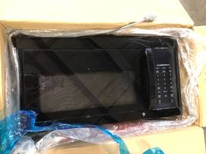 lot 28 image: Vissani 1.7 cu. ft. 1000-Watt Over the Range Microwave in Black   Customer Returns See Pictures
