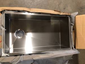 lot 24 image: Glacier Bay Professional 32 in. Undermount 16G Stainless Steel Single Bowl Kitchen Sink with Offset Drain and Accessories  Customer Returns See Pictures