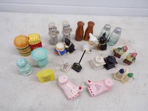 lot 20 image: Nice Lot of Vintage Salt & Pepper Shakers