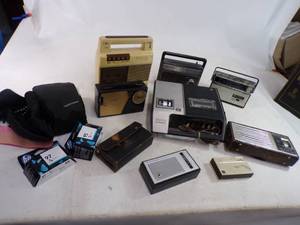 lot 38 image: Nice Lot of Vintage Transistor Radios and Electronics