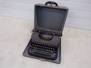 lot 48 image: Nice Portable Underwood Leader Typewriter