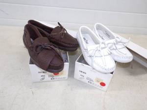 lot 56 image: 2 Pairs Never Worn Womens Size 6 12 Minnetonka Moccasins Wow