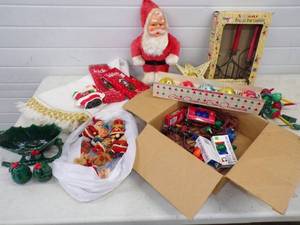 lot 74 image: Fantastic Group of Vintage Christmas Decorations
