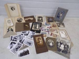 lot 94 image: Nice Lot of Vintage Photographs