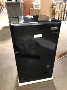lot 2 image: Magic Chef 3.3 cu. ft. Mini Fridge in Black Customer Returns See Pictures