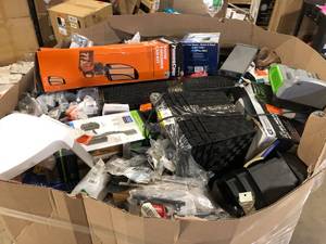 lot 41 image: Gaylord of Assorted Small Housewares Hardware and Misc Items Various Models and Conditions Customer Returns See Pictures