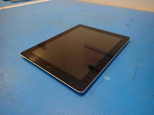 Apple&nbspiPad 4th Gen A1460  16GB of storage  Cellular Carrier Unlocked  Includes charging cable
