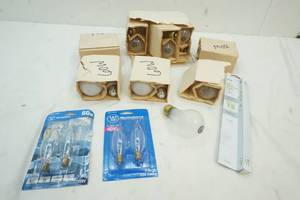 lot 9 image: Assortment of Light Bulbs