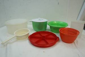 lot 36 image: Variety of Plastic Kitchen