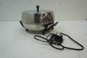 lot 71 image: Sunbeam Electric Frying Pan