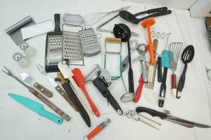 lot 86 image: Kitchen utensil lot