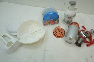 lot 90 image: Pamper. Chef chopper, other kitchen items, cheese graters