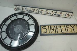 lot 94 image: Home decor and wall clock