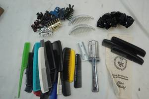 lot 116 image: Hair accessory lot