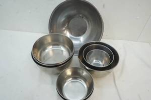 lot 125 image: Stainless steel bowls
