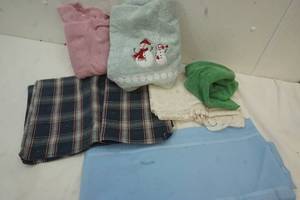 lot 136 image: Vintage linens