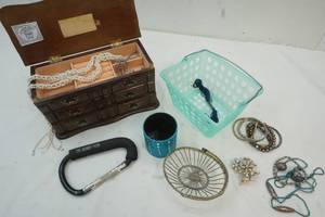 lot 141 image: Norwegian jewelry box and vintage jewelry