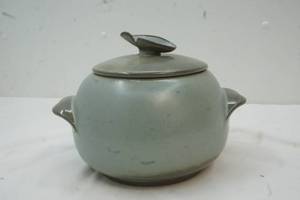 lot 148 image: Francoma pot