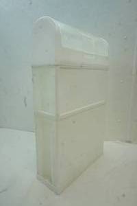 lot 182 image: Rubbermaid container