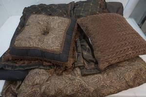 lot 186 image: queen comforter