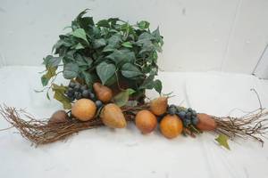 lot 187 image: floral decor