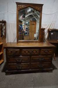 lot 274 image: chest of drawers