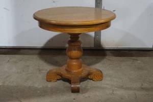 lot 290 image: occasional table