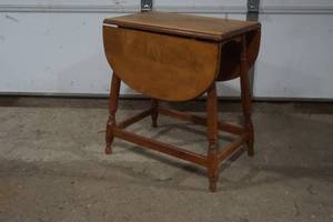 lot 294 image: small drop leaf table