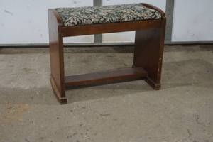 lot 299 image: padded bench