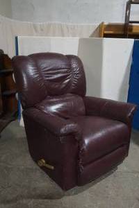 lot 305 image: Lazy Boy recliner