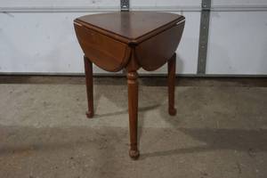 lot 313 image: drop leaf table