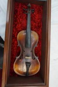 lot 332 image: Violin in Shadowbox