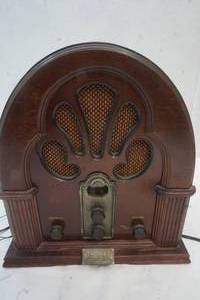 lot 358 image: Thomas Collectors Addition Radio