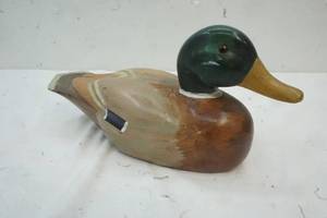 lot 387 image: Wooden Duck Decor
