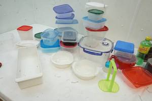 lot 393 image: Variety of Plastic storage containers with lids, Rubbermaid, Tupperware, Glad and more