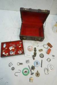 lot 419 image: Jewelry box