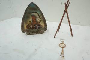 lot 420 image: Native American  Decor