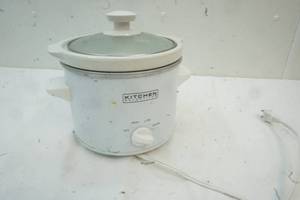 lot 422 image: Kitchenware Crock-Pot