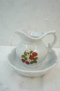 lot 425 image: 1970s McCoy Strawberry Pitcher Bowl Set