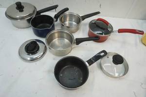 lot 429 image: Kitchenware Pots & Covers