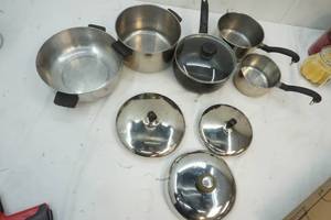 lot 433 image: Kitchenware Pots & Covers