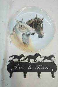 lot 438 image: Home Decor Horse Plate and Key Holder