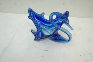 lot 472 image: Blue Swan Dish