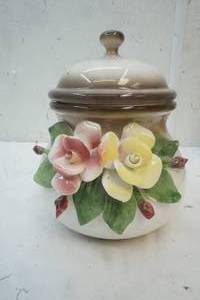 lot 473 image: Capodimonte Flower Cookie Biscuit Jar