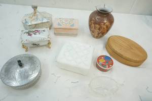 lot 480 image: Variety of Small Jewelry containers