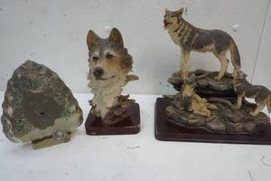 lot 489 image: Home Decor Wolves