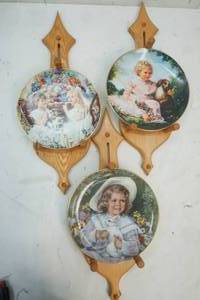 lot 493 image: Decorative Plates & Holders